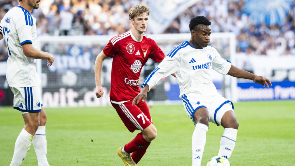 Youssoufa Moukoko sparker til bolden.