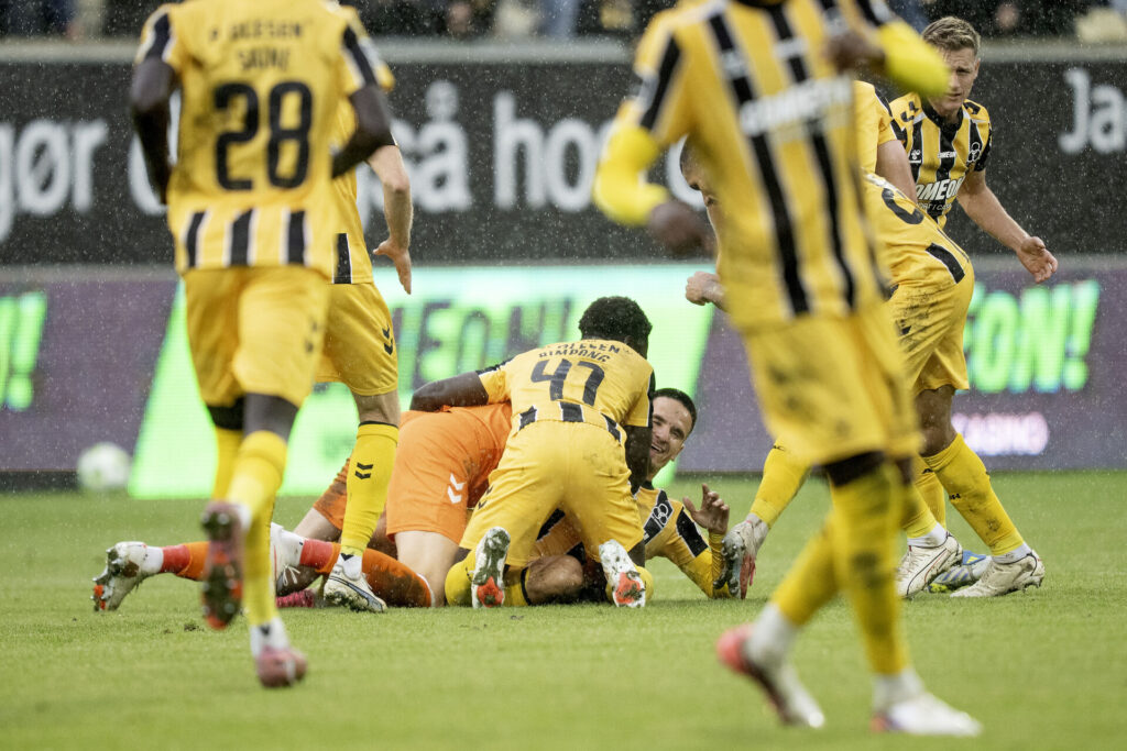 Horsens-spillerne i jubel efter scoringen til 2-2 i overtiden i Superligaopgøret mod AGF den 20. september 2026.