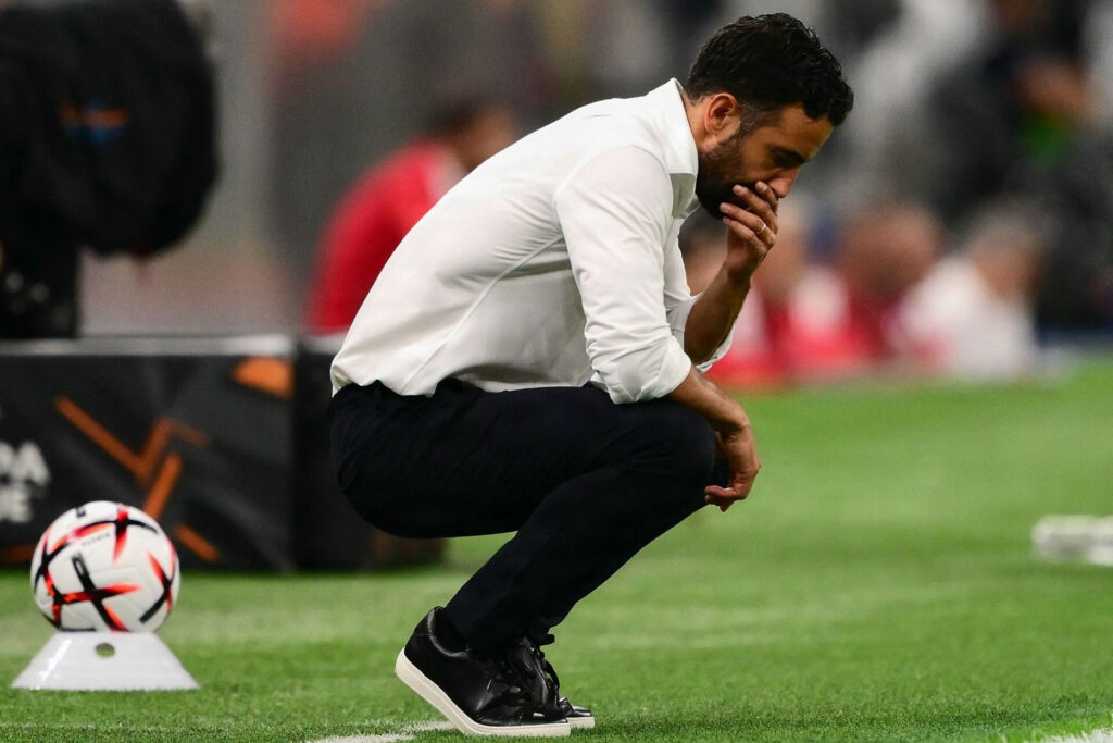 Ruben Amorim sidder på hug med hånden for munden under AC Milans kamp i Europa League mod Benfica den 16. september 2026.