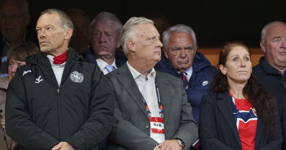 Efter kritik: Skal oplyse om interessekonflikter DBU-direktør Erik Brøgger Rasmussen (til venstre) mener, reglerne beskytter spillere, og er klar til at følge stramninger fra FIFA, hvis de kommer. Foto: Liselotte Sabroe/Ritzau Scanpix