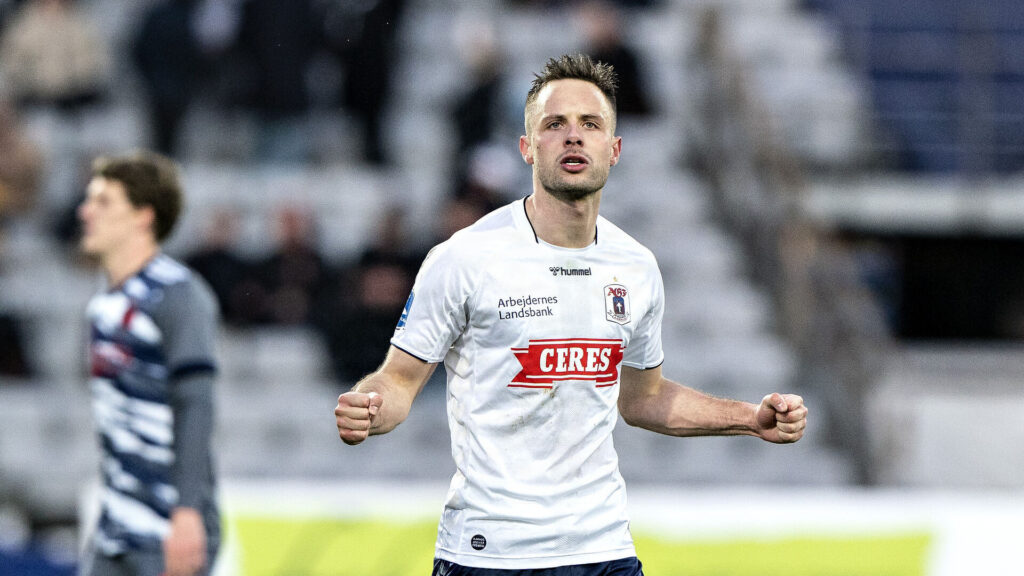 Casper Højer i AGF-trøje