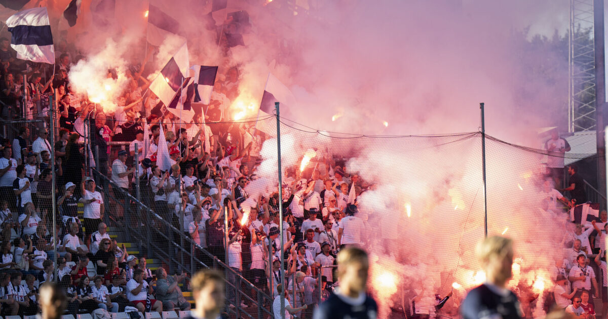 Unge AGF-fans får karantæne efter forsøg på at smugle nødblus Foto: Sebastian Elias Uth/Scanpix 2025