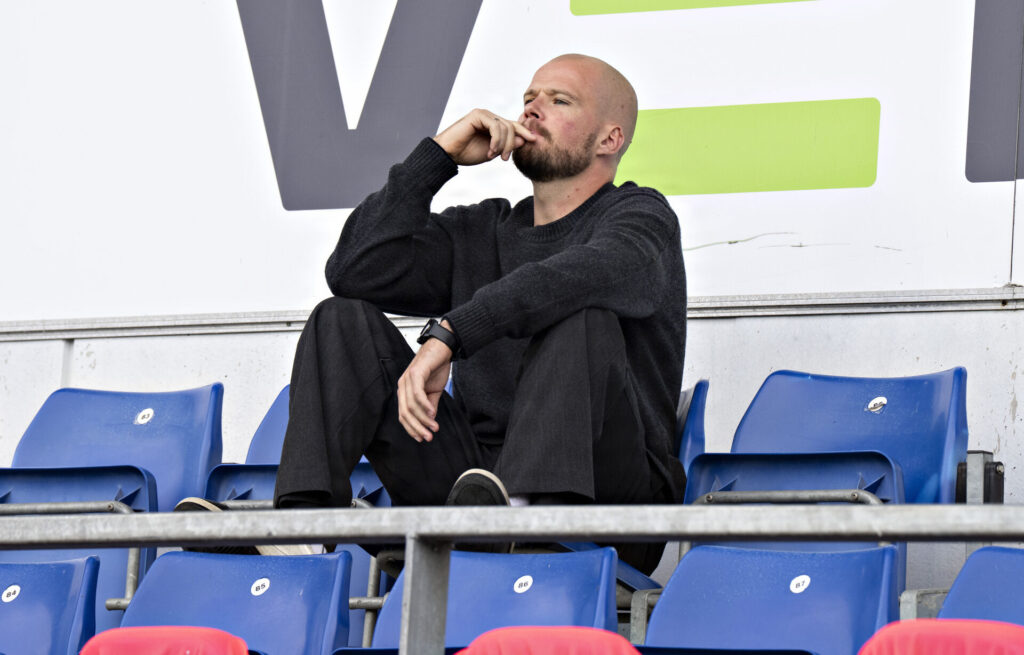 Nicolai Poulsen på lægterne under kampen mellem AGF og Randers FC.
