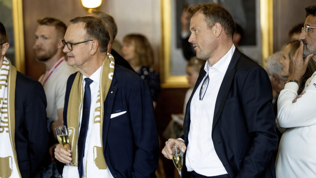 AGF's bestyrelsesformand Lars Fournais sammen med direktør Jacob Nielsen under mesterskabsfejring i foråret
