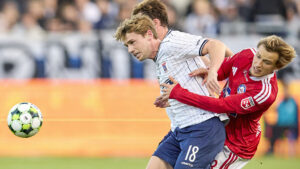AGF's Callum Mccowatt i duel mod Silkebrg IF's Kristian Kirkegaard