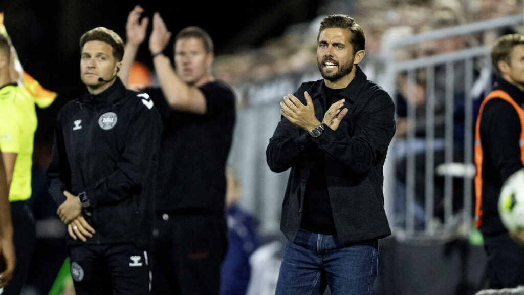 AGF's cheftræner Jakob Poulsen under holdets nederlag til FC Midtjylland