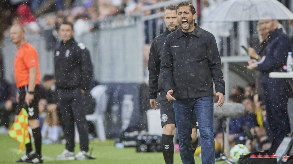 Jakob Poulsen på sidelinjen under en kamp i Superligaen