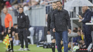 Jakob Poulsen på sidelinjen under en kamp i Superligaen