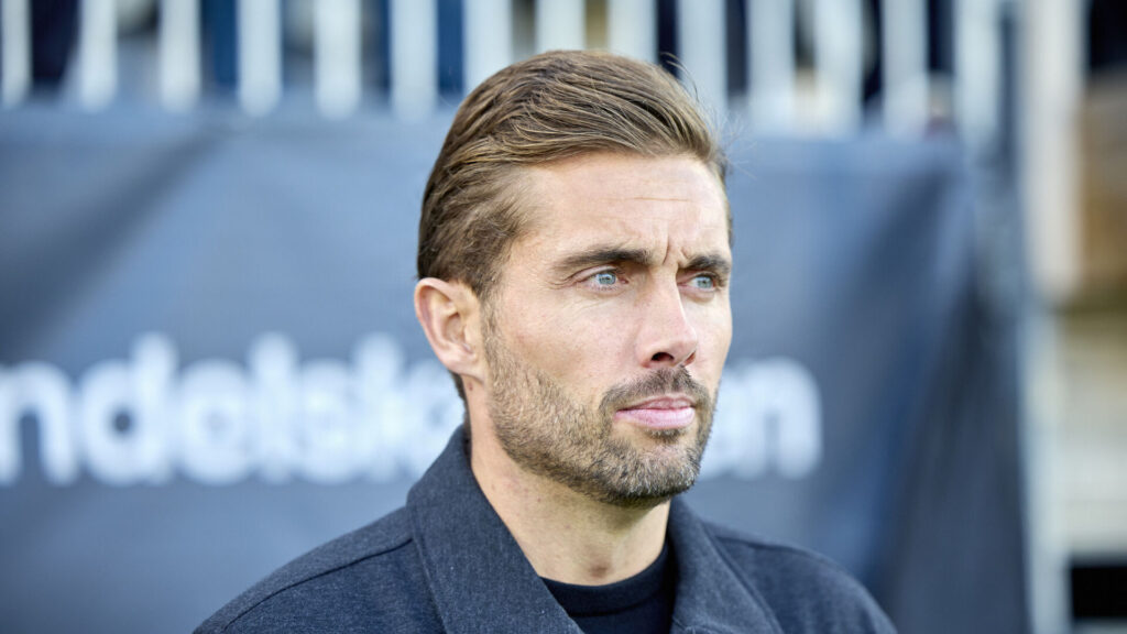 Jakob Poulsen kigger fodbold.