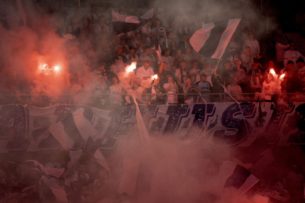 AGF-fans med pyroteknik mod AGF.