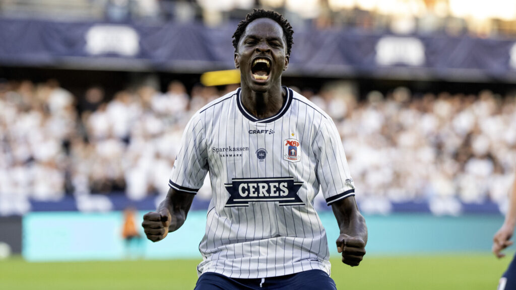 James Bogere fejrer en scoring for AGF mod Sabah FK