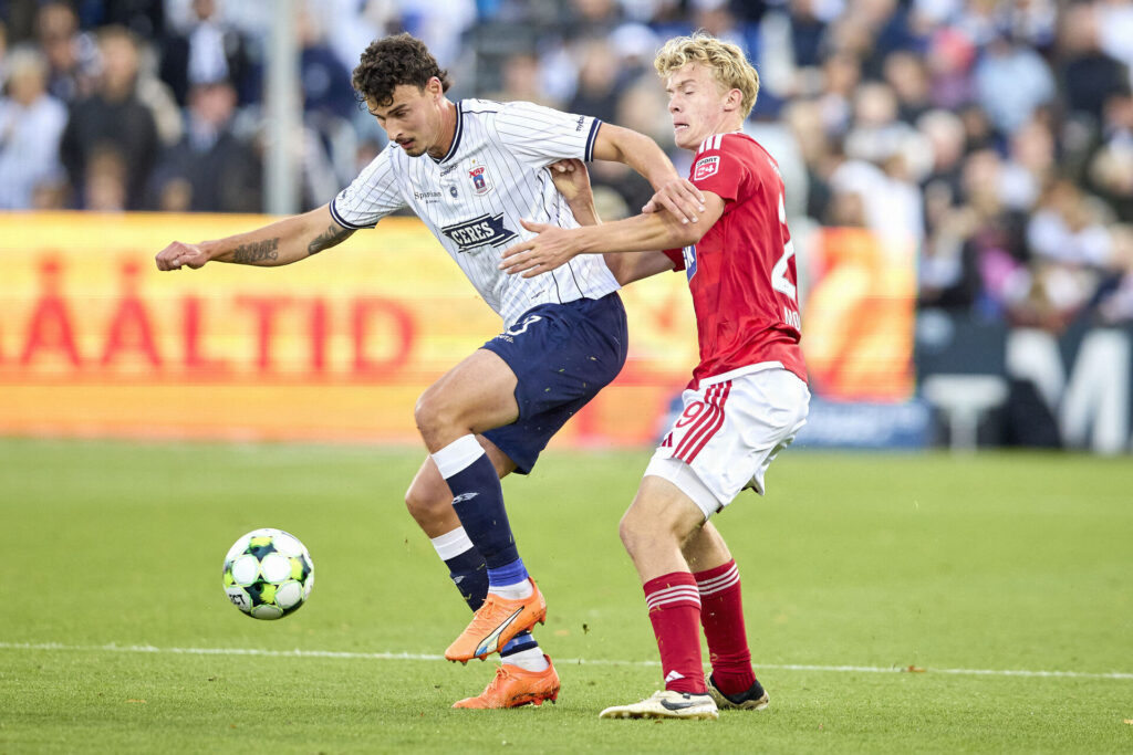 Janni Serra i aktion for AGF mod Silkeborg.