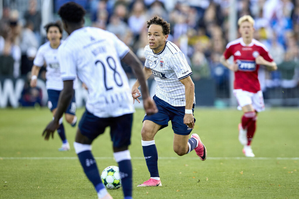 Mikael Anderson løber med bolden.