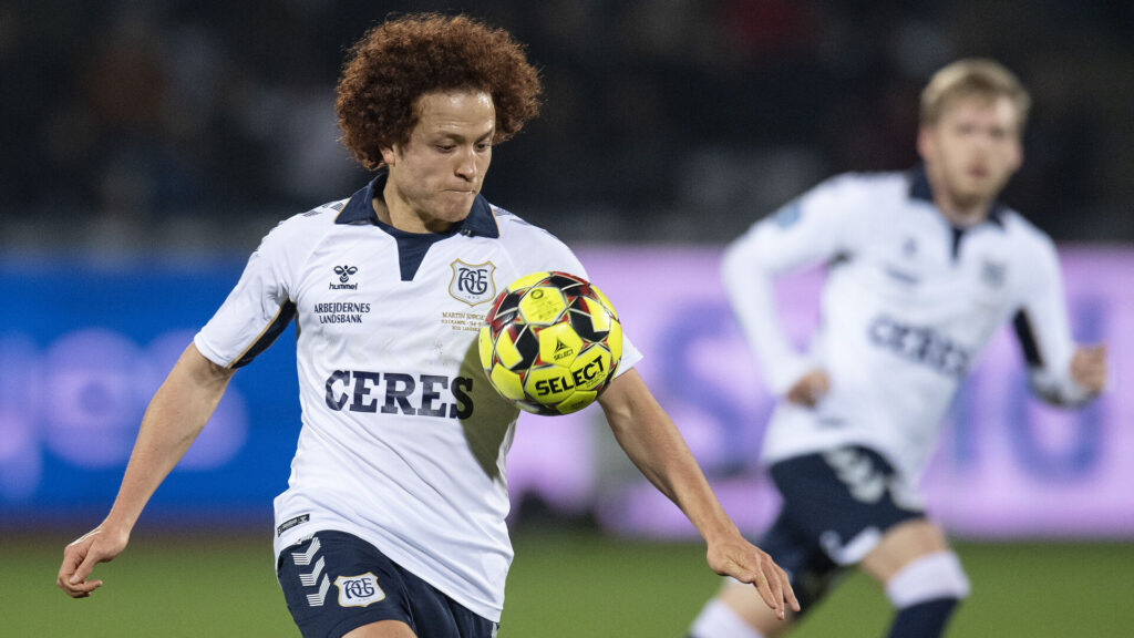 Mustafa Amini tæmmer bolden.