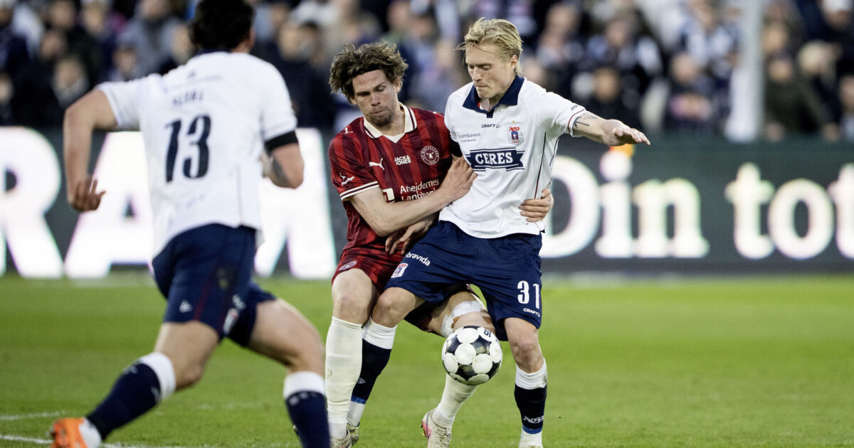 Begge hold ryster posen: Se de to startellevere her AGFs Tobias Bech i kamp med FC Midtjyllands Mads Bech under kampen mellem AGF og FC Midtjylland i Superligaens mesterskabsspil på Ceres Park Vejlby i Aarhus søndag den 26. april 2026