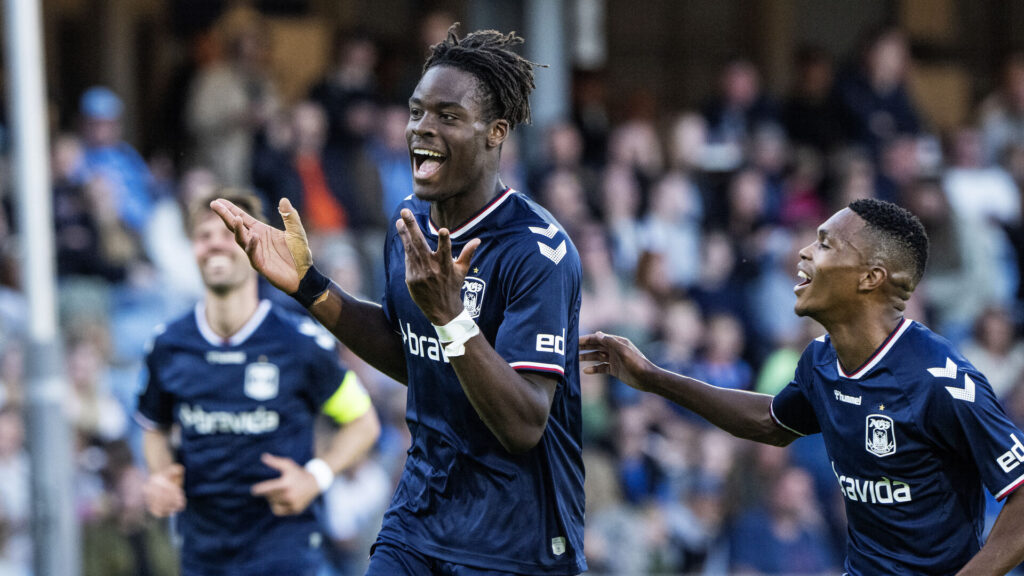 Yann Bisseck fejrer en scoring for AGF med holdkammerat Gift Links