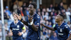Yann Bisseck fejrer en scoring for AGF med holdkammerat Gift Links