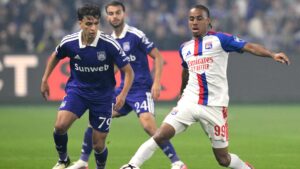 Noah Nartey i kamp for Lyon