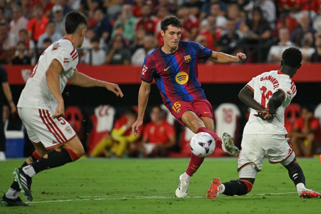 Andreas Christensen sparker til bolden,.