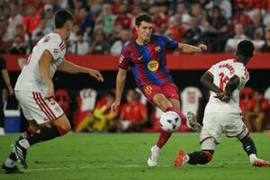 Andreas Christensen sparker til bolden,.
