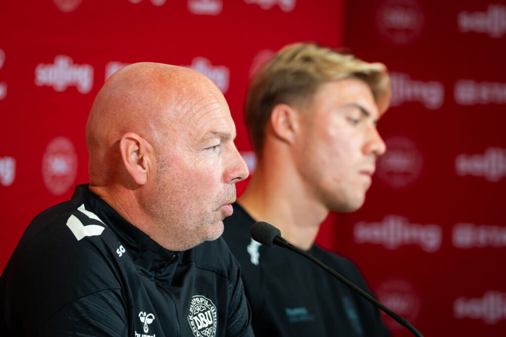 Brian Riemer på pressemøde sammen med Rasmus Højlund.