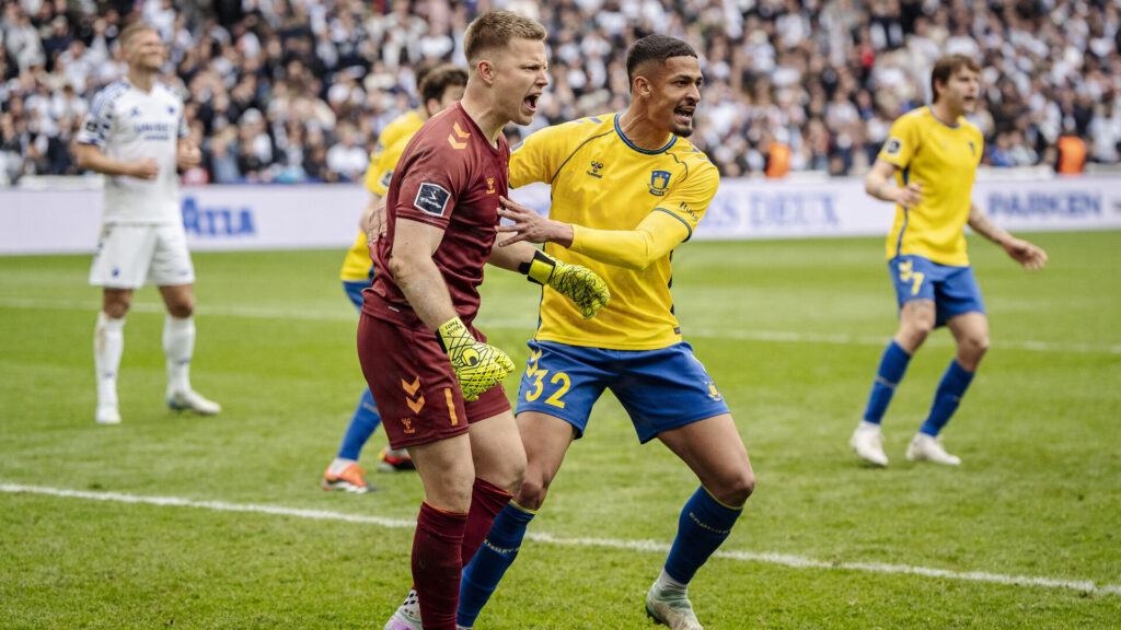 Frederik Alves Ibsen og Patrick Pentz i en kamp for Brøndby IF