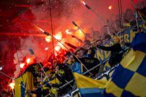 Brøndby-fans med pyro.