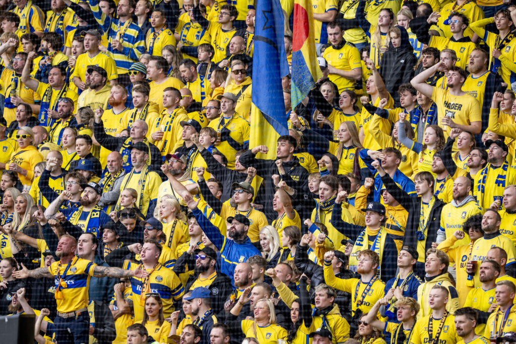 Brøndby IF-fans synger.
