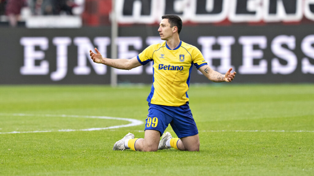Bartosz Slisz på knæ
