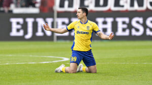Bartosz Slisz på knæ