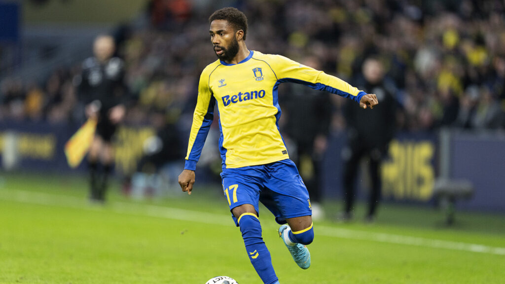 Emmanuel Dennis i kamp for Brøndby