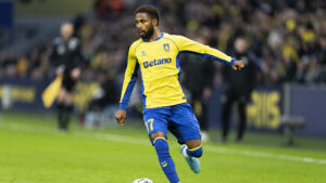 Emmanuel Dennis i kamp for Brøndby