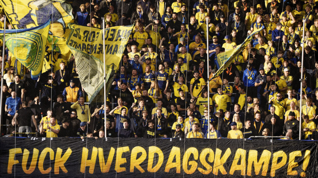 Brøndby IF-fans protestere mod hverdagskampe i Superligaen mod FC Midtjylland