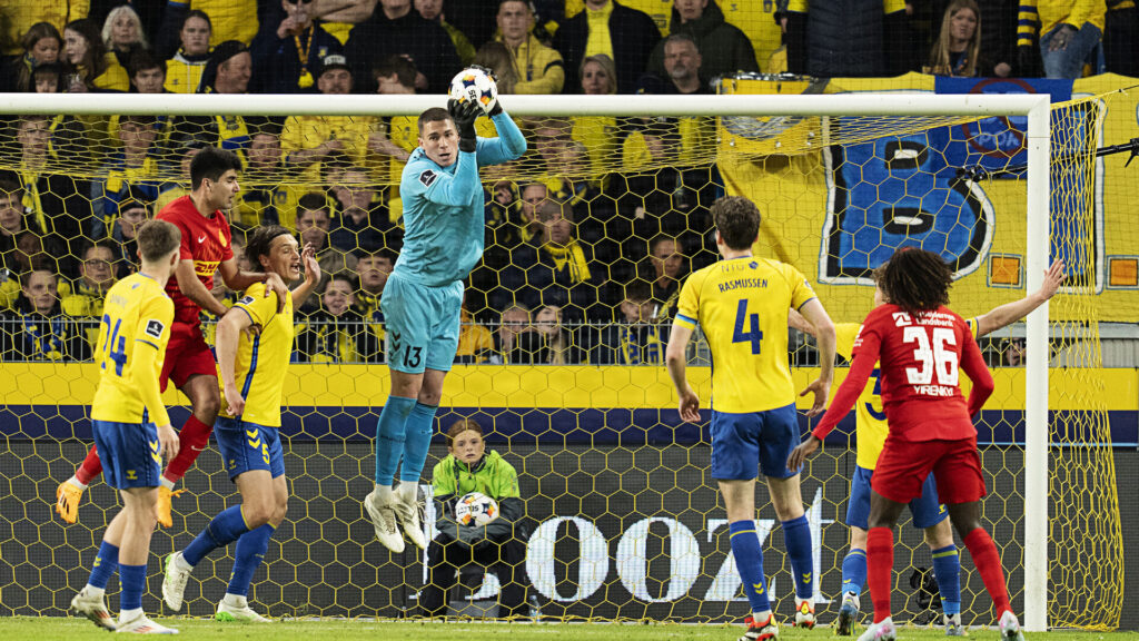 Brøndby IF-målmand Gavin Beavers griber en bold i feltet