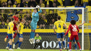 Brøndby IF-målmand Gavin Beavers griber en bold i feltet