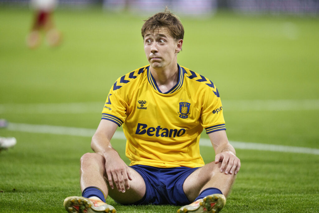 Mads Frøkjær sidder ned.