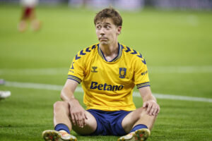 Mads Frøkjær sidder ned.