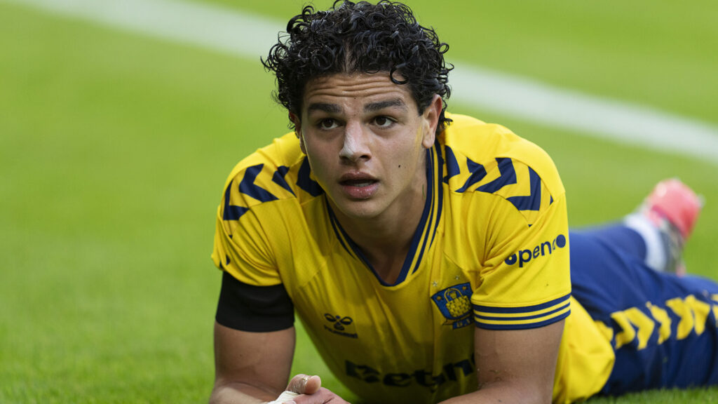 Marcus Younis ligger ned.
