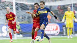Max Ejdum i en duel med Justin Janssen under et opgør mellem FC Nordsjælland og Brøndby IF