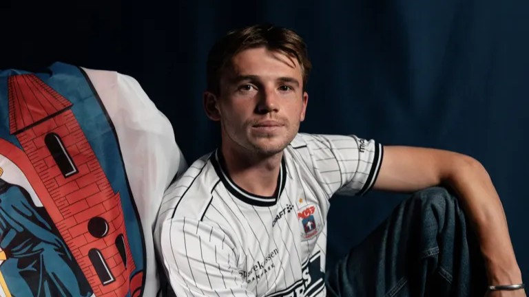 Callum McCowatt i en AGF-trøje.