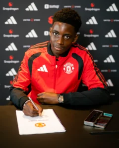 David Eze skriver med Manchester United