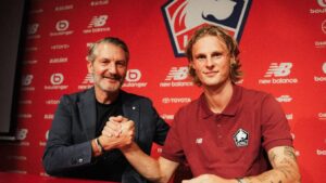 Maurits Kjærgaard ved sin kontraktunderskrivelse i Lille.