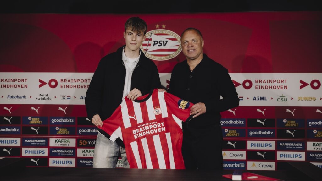 Mikkel Bro Hansen poserer med en PSV-trøje.