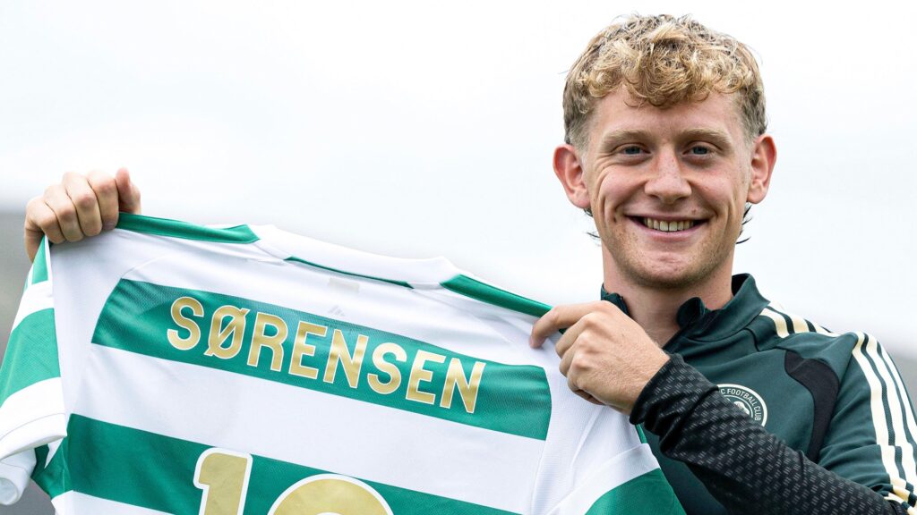 Oliver Sørensen med en Celtic-trøje.