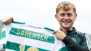 Oliver Sørensen med en Celtic-trøje.