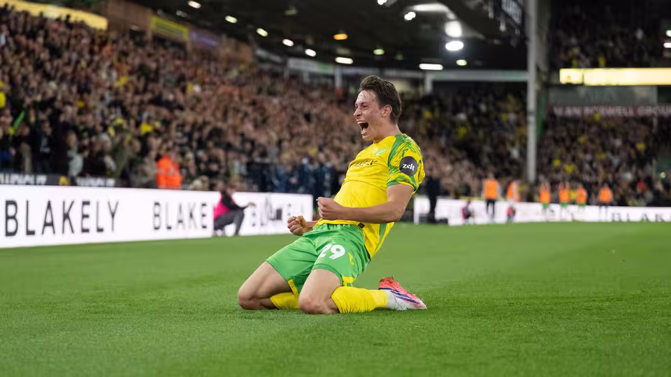 Norwich City FC's Oscar Schwartau jubler sin scoring mod Birmingham city FC
