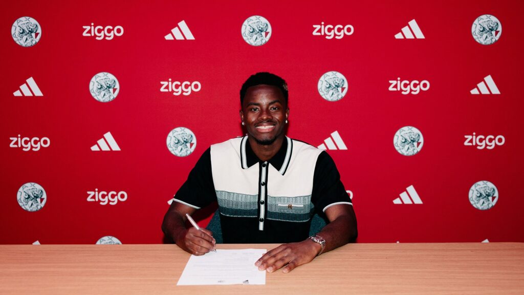 Simon Adingra underskriver kontrakten med Ajax