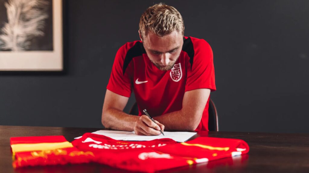 Victor Nelsson underskriver kontrakt med FC Nordsjælland
