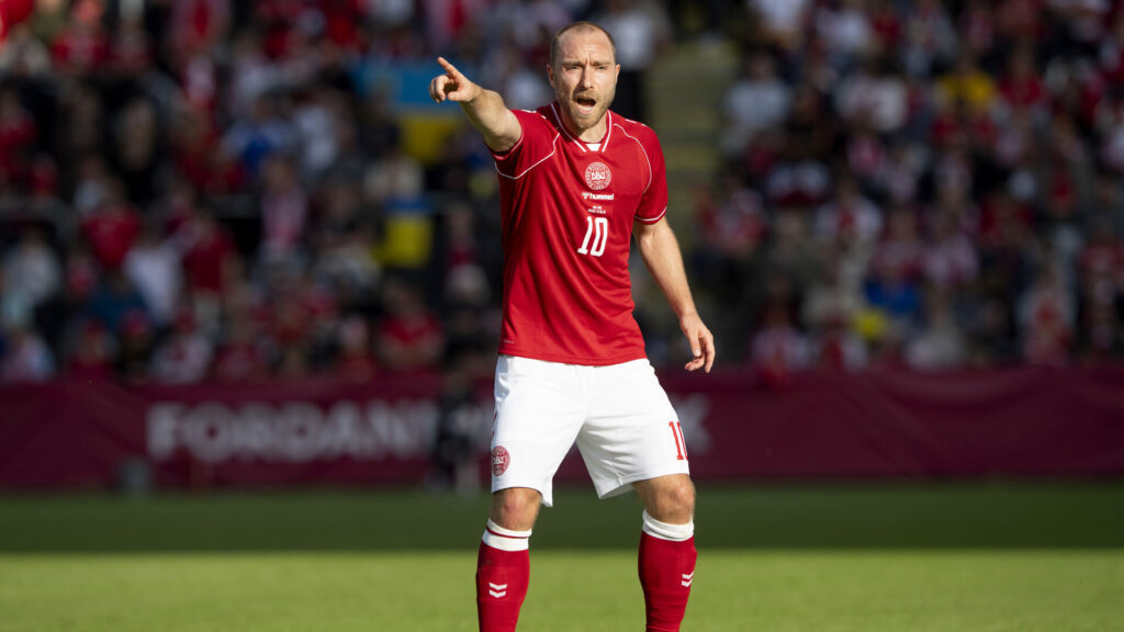 Christian Eriksen peger