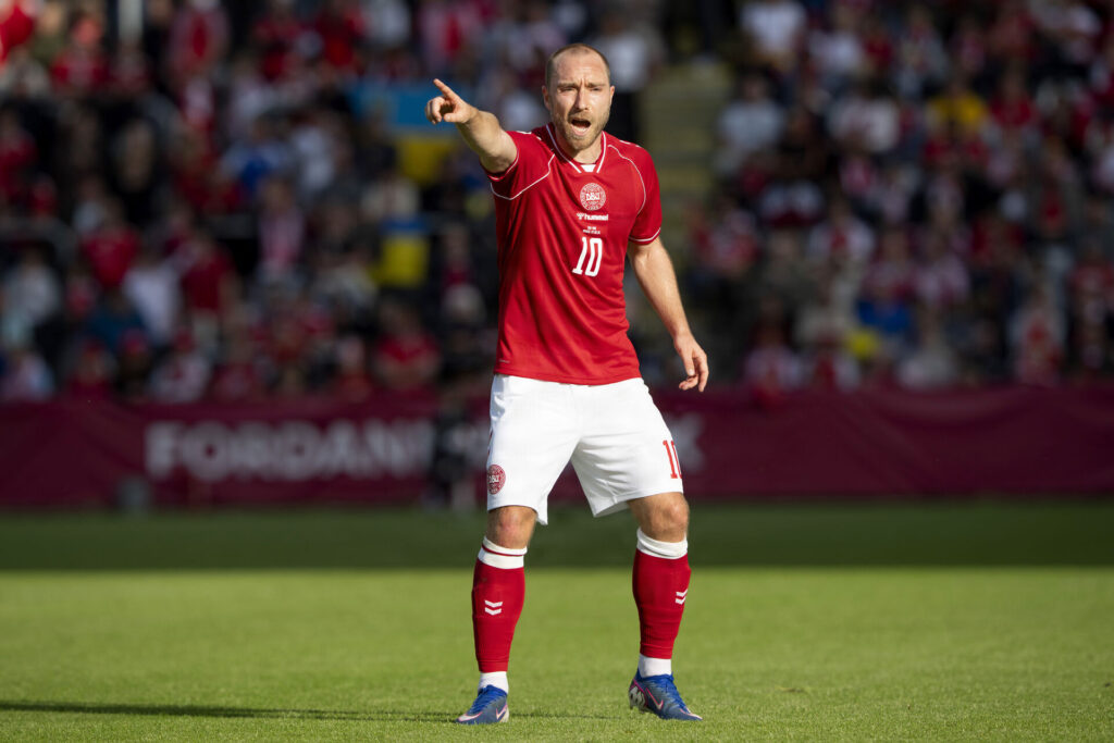 Christian Eriksen peger